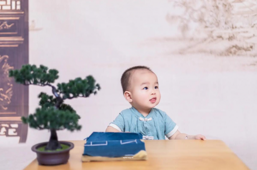双峰怀孕肚子中间凹两边凸